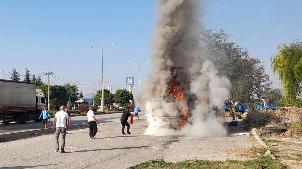 Takım otobüsü yandı, facia kıl payı atlatıldı