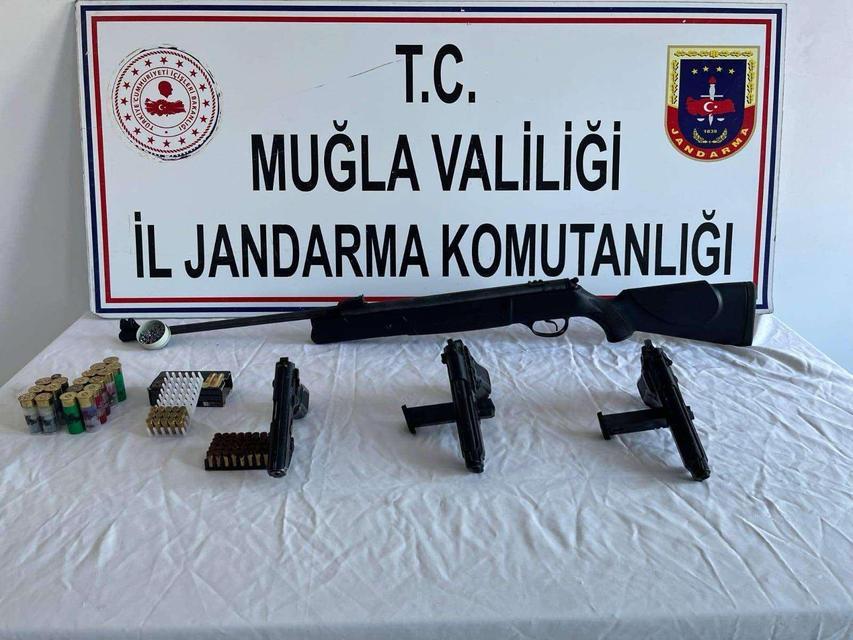 MUĞLA'DA UYUŞTURUCU VE RUHSATSIZ SİLAH OPERASYONU: 11 ŞÜPHELİ GÖZALTINDA