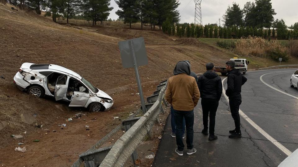 Hasta ziyaretine giden arkadaşlar kaza yaptı: 3 yaralı