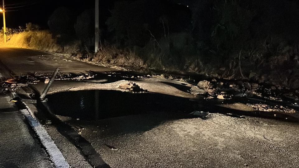 BODRUM'DA SU HATTI BOMBA GİBİ PATLADI, YİNE TONLARCA SU İSRAF OLDU