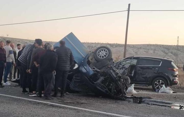 ÇORUM'DA HAFİF TİCARİ ARAÇ İLE OTOMOBİL ÇARPIŞTI: 2 ÖLÜ, 2 YARALI