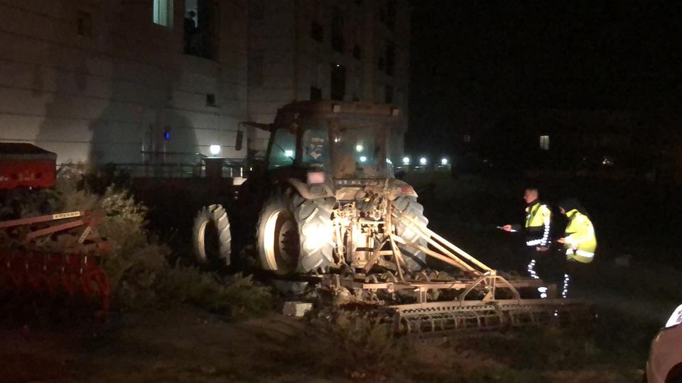 Tarım aleti takılı traktör 18 araca zarar verdi