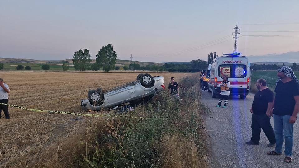 KONTROLDEN ÇIKAN ARAÇ TARLAYA UÇTU: 1 ÖLÜ, 3 YARALI