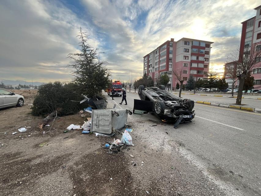 Kontrolden çıkan otomobil ağaca çarpıp ters döndü