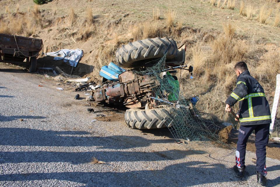 VİRAJI ALAMAYAN KUM YÜKLÜ TRAKTÖR DEVRİLDİ: 1'İ AĞIR 2 YARALI