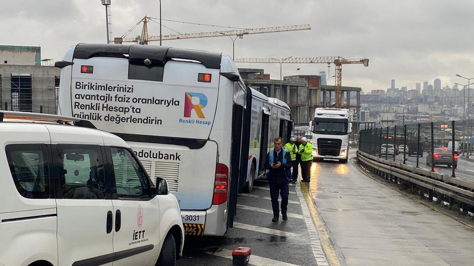 Yolcu metrobüsten düştü