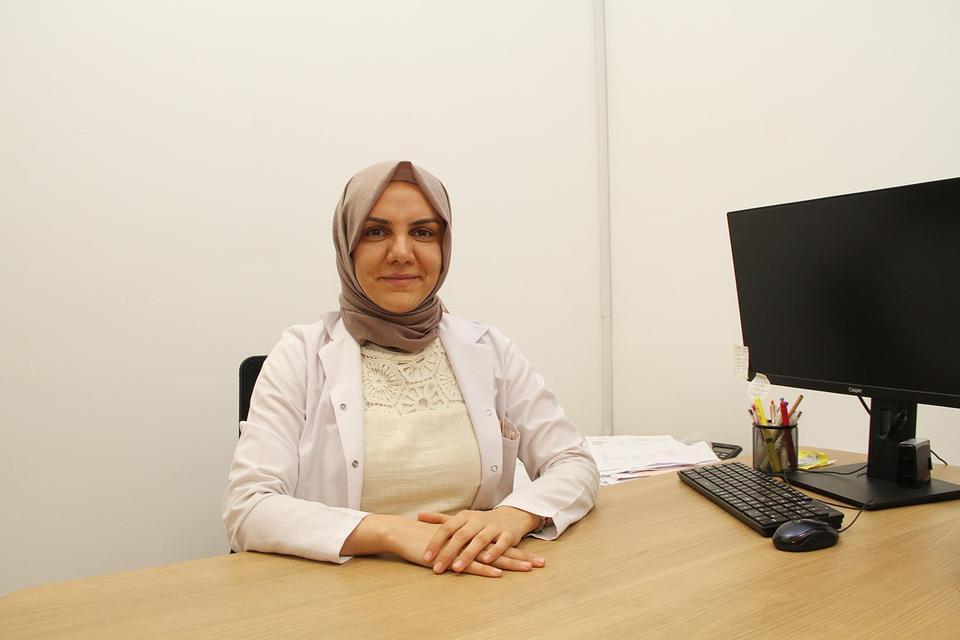 BÖCEK SOKMASI SONUCU KALBİ DURAN ADAM ÖLÜMDEN DÖNDÜ ACİL TIP UZMANI UZM. DR. ŞEYMA AKKUŞ: "EVLERE, KULLANILAN EŞYALARIN ARASINA GİRMİŞ OLABİLECEK BÖCEKLERE KARŞI DİKKATLİ OLUNMALIDIR"