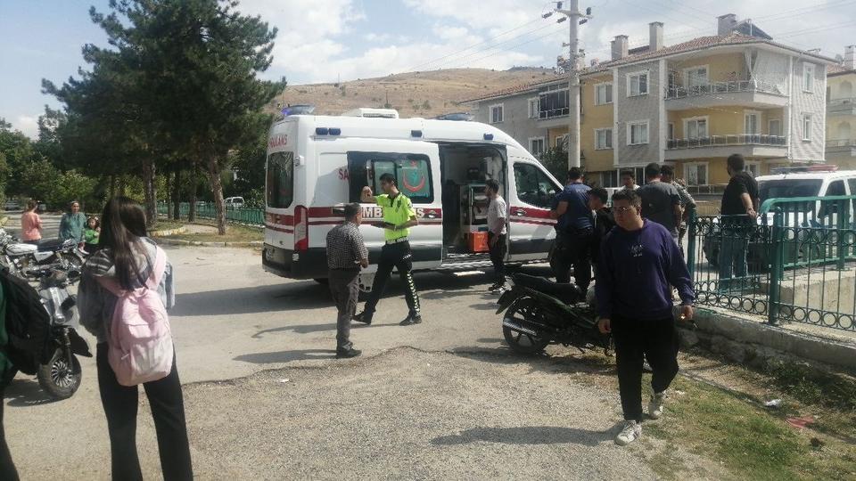 ISPARTA'DA MOTOSİKLETLER ÇARPIŞTI: 2 YARALI