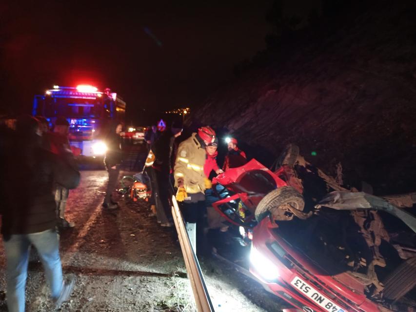 Bariyerlere çarpan araçta 2 kişi yaralandı