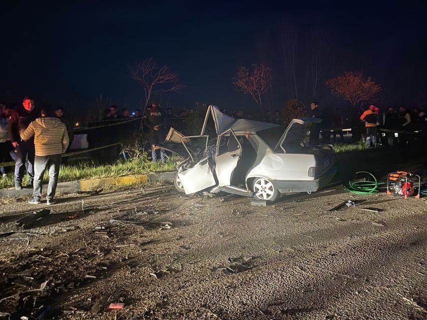 (DÜZELTME) ANTALYA'DA 3 ARACIN KARIŞTIĞI FECİ KAZA: 3 ÖLÜ KONTROLDEN ÇIKIP KARŞI ŞERİDE GEÇTİ: HURDAYA DÖNEN TOFAŞ OTOMOBİLDE KURTULAN OLMADI