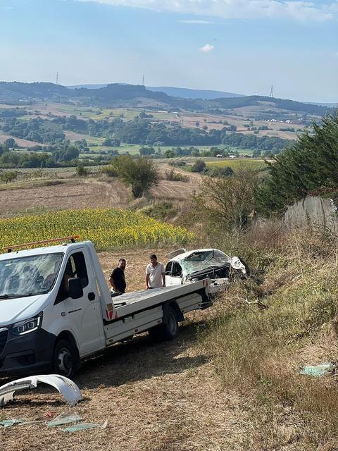 SAKARYA'DA TAKLALAR ATAN OTOMOBİL HURDAYA DÖNDÜ: 1 ÖLÜ, 1 YARALI