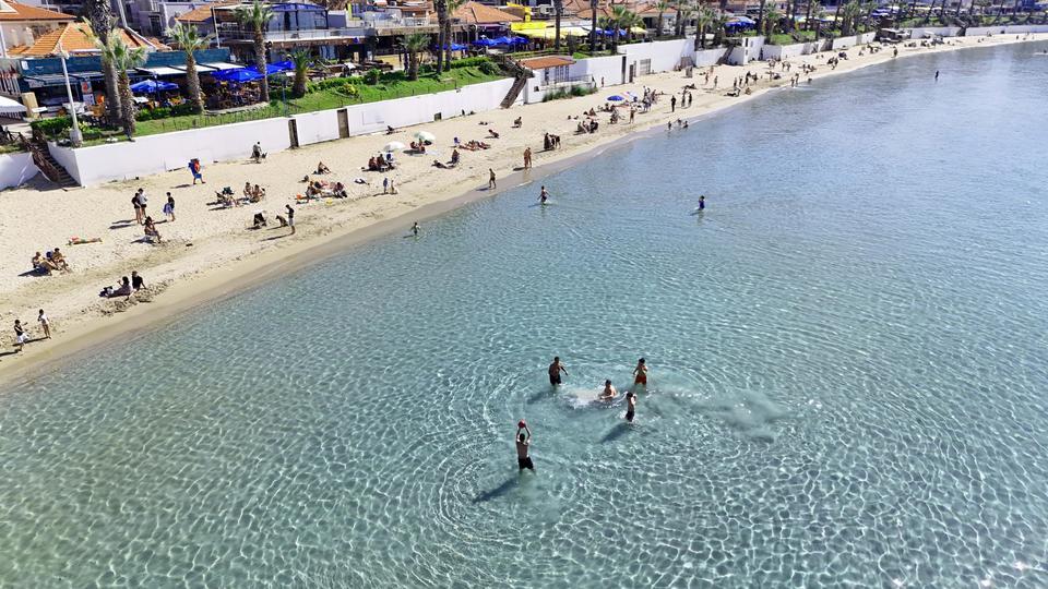 KUŞADASI'NDA SICAKLIK 29 DERECEYİ BULUNCA PLAJLAR DOLDU, TAŞTI