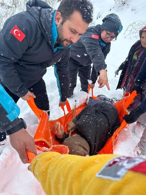 Yolu kapanan köydeki hasta için seferber oldular