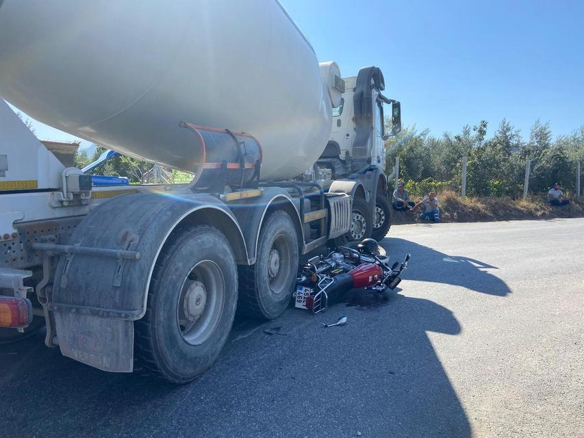 MANİSA'DA KAMYONETLE ÇARPIŞAN MOTOSİKLET SÜRÜCÜSÜ HAYATINI KAYBETTİ