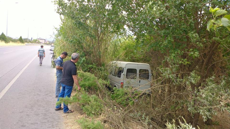 Aydın'da ticari araç ağaca çarptı: 2 yaralı