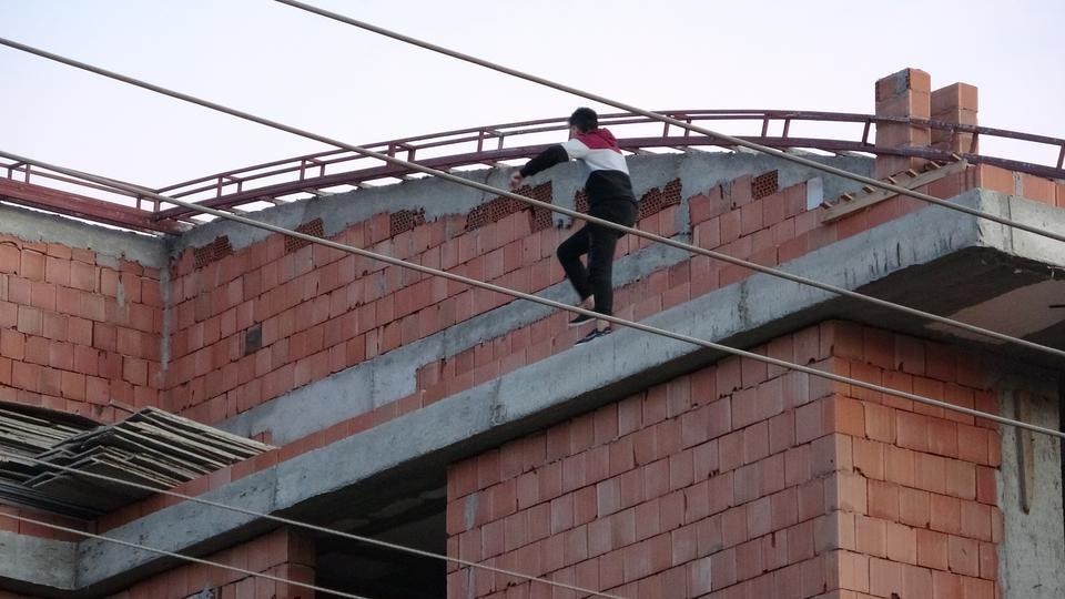 İNŞAATIN ÇATISINA ÇIKAN KADIN, EKİPLERE VE AİLESİNE ECEL TERLERİ DÖKTÜRDÜ GENÇ KADIN, AİLESİNİN 1 SAATLİK UĞRAŞININ ARDINDAN İKNA EDİLDİ