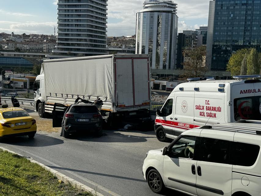 Otomobil, park halindeki kamyonete çarptı: 1 ölü