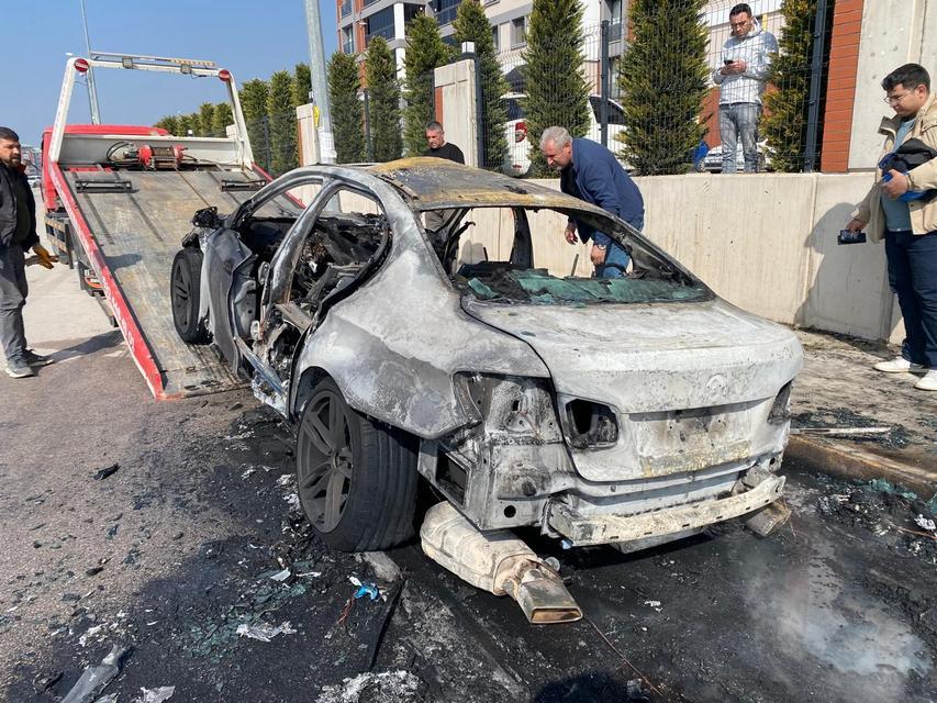 PARK HALİNDEKİ OTOMOBİL KÜLE DÖNDÜ DURDUĞU YERDE ALEV ALAN ARAÇ VATANDAŞLARI KORKUTTU