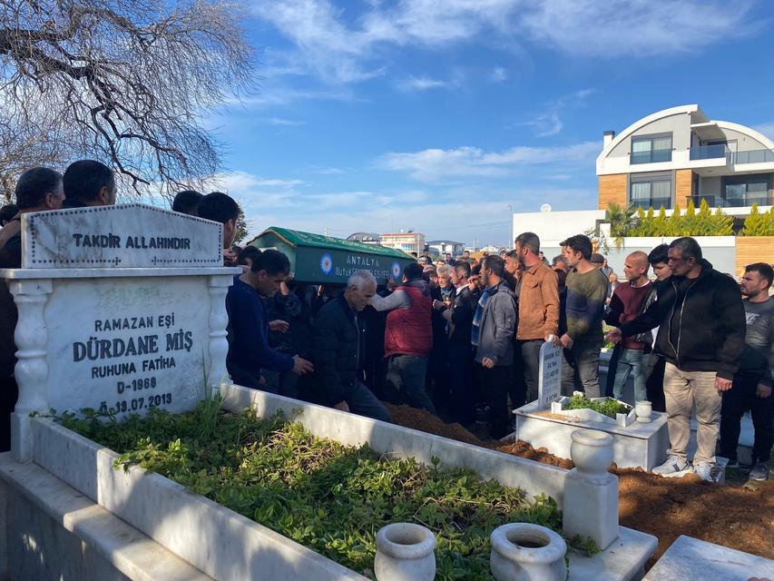 Ağabeyi ile 5 yaşındayken kaybettiği annesinin yanına defnedildi