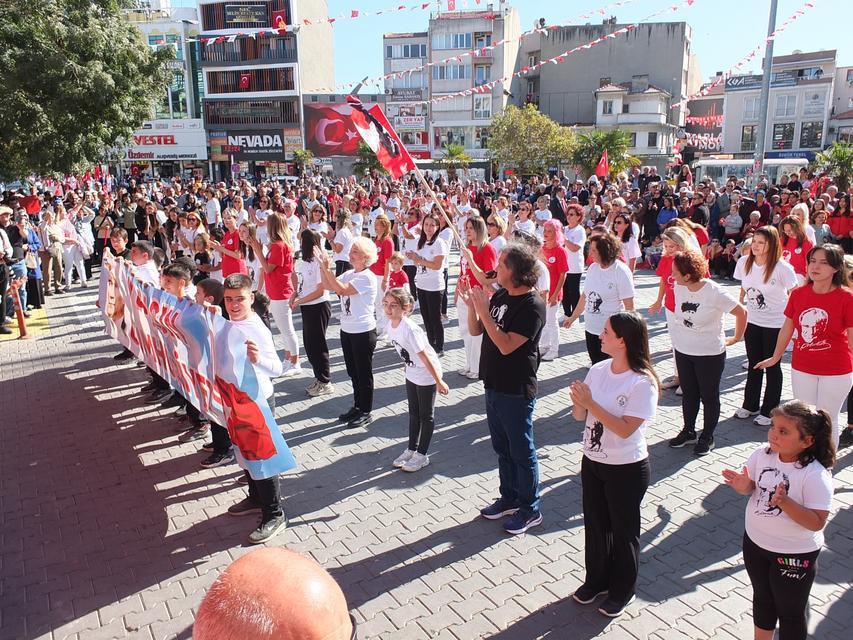 101 kişi zeybek oynadı