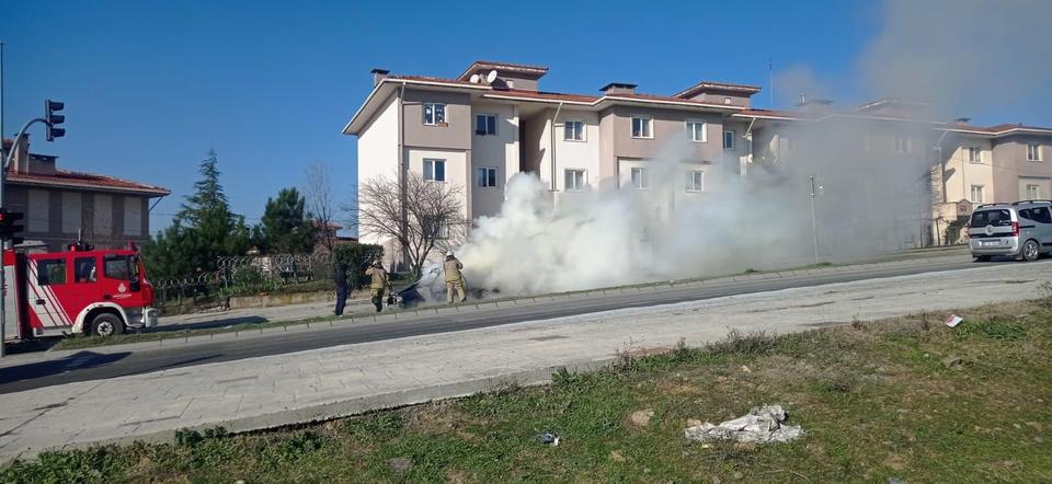 Seyir halindeki otomobil alev topuna döndü