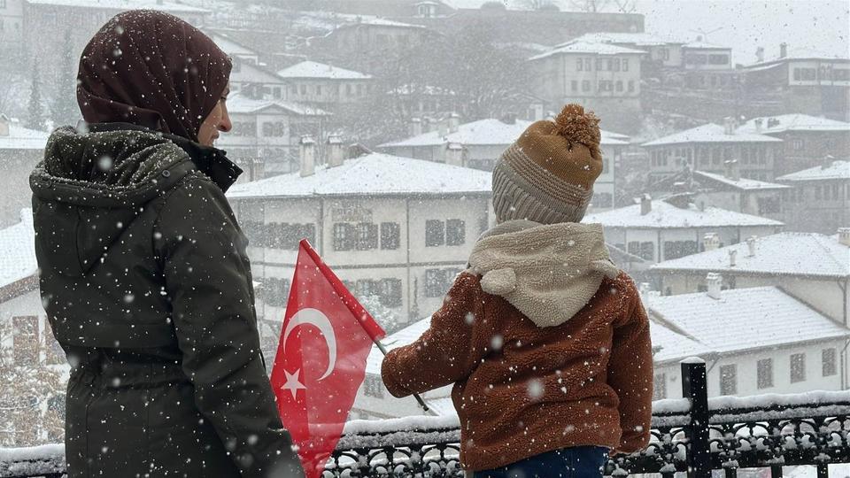 Tarihi kentte kar manzaraları mest etti