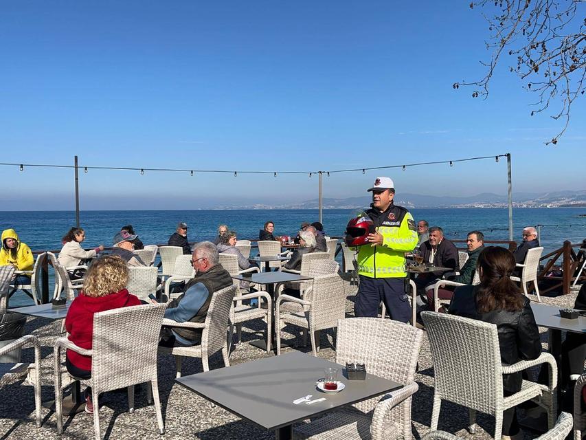 Kuşadası’nda motosiklet sürücülerine kask bilgilendirmesi