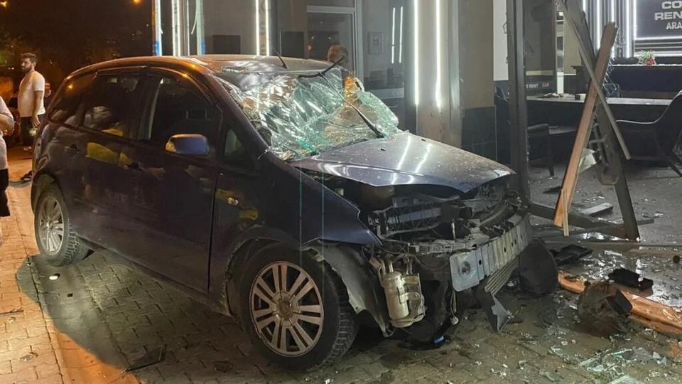 Aydın'da korkutan kaza: Otomobil işyerine daldı
