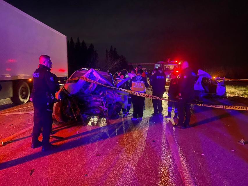 (DÜZELTME) ANTALYA'DA 3 ARACIN KARIŞTIĞI FECİ KAZA: 3 ÖLÜ KONTROLDEN ÇIKIP KARŞI ŞERİDE GEÇTİ: HURDAYA DÖNEN TOFAŞ OTOMOBİLDE KURTULAN OLMADI