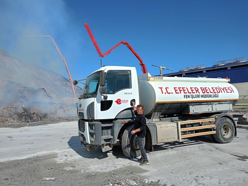 Kağıt fabrikası yangınına Efeler'den tanker desteği