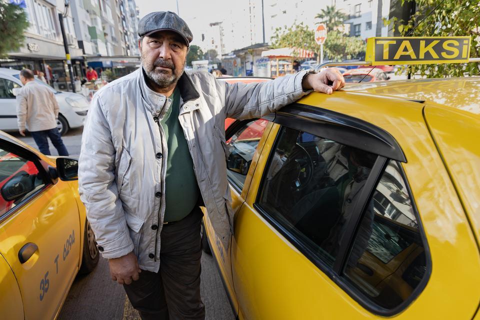 TAKSİ ŞOFÖRLERİ SALDIRILARDAN TEDİRGİN, ŞOFÖR SIKINTISI VAR: "KORKUYORUZ" TAKSİ ŞOFÖRLERİNDEN MÜŞTERİ SEÇEREK ÖNLEM: "TİPİ BOZUK OLDUĞU ZAMAN ALMIYORUM" SAMET KARAMUK: "TEDİRGİNİZ, AİLEMİZDE ÇOK TEDİRGİN. KİMSE YAPMAK İSTEMİYOR" ALİ YÜKSEK: "GECE ÇALIŞIRKEN, YOLDA GİDERKEN BİRAZ DAHA SEÇİCİ OLUYORSUNUZ" ÖNDER ÖZNEŞELİ: "ÇOK TİPİ BOZUK OLDUĞU ZAMAN BEN ALMIYORUM"