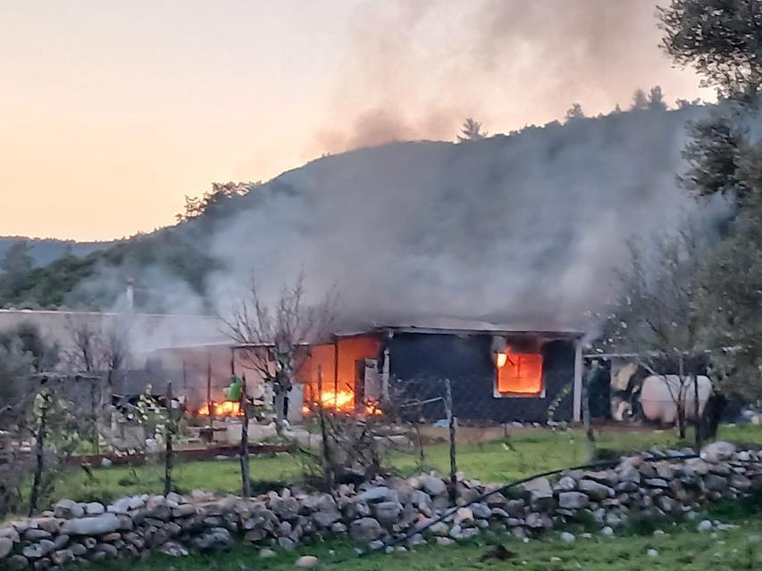 Prefabrik ev alevlere teslim oldu