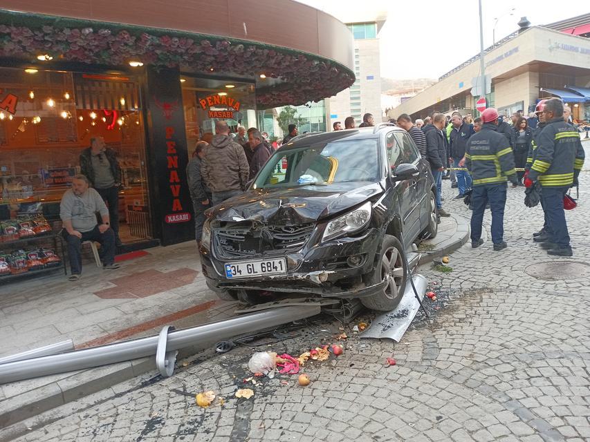 ARACIN ÇARPTIĞI AYDINLATMA DİREĞİ YAYALARIN ÜZERİNE DÜŞTÜ: 6 YARALI YOLDA YÜRÜRKEN DEHŞETİ YAŞADILAR