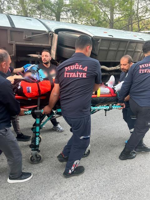 Muğla’da servis minibüsü devrildi: 2’si ağır 3 yaralı
