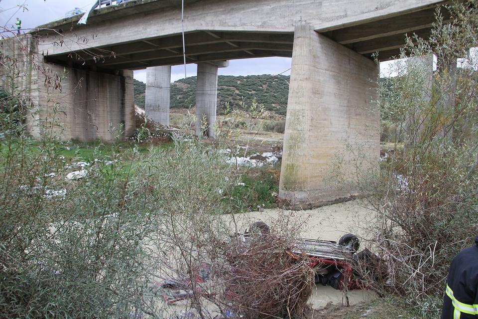 GEDİZ NEHRİ'NE UÇAN ARAÇTA 3 KİŞİ HAYATINI KAYBETTİ