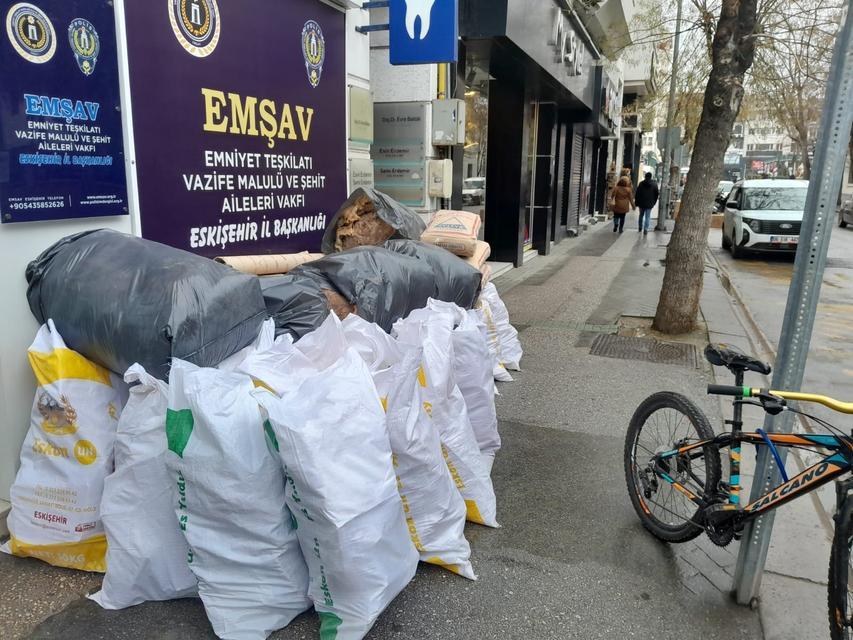 KALDIRIMA BIRAKILAN İNŞAAT ATIKLARI TEPKİYE NEDEN OLDU