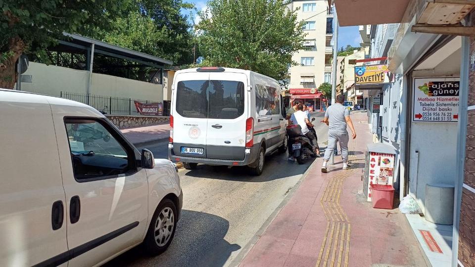 AYDIN'DA YOL VERME TARTIŞMASI TRAFİKTE TARTIŞAN ŞAHISLARI MAHALLELİ AYIRMAYA ÇALIŞTI GAZETECİYE POLİSTEN "BENİ ÇEKME" UYARISI