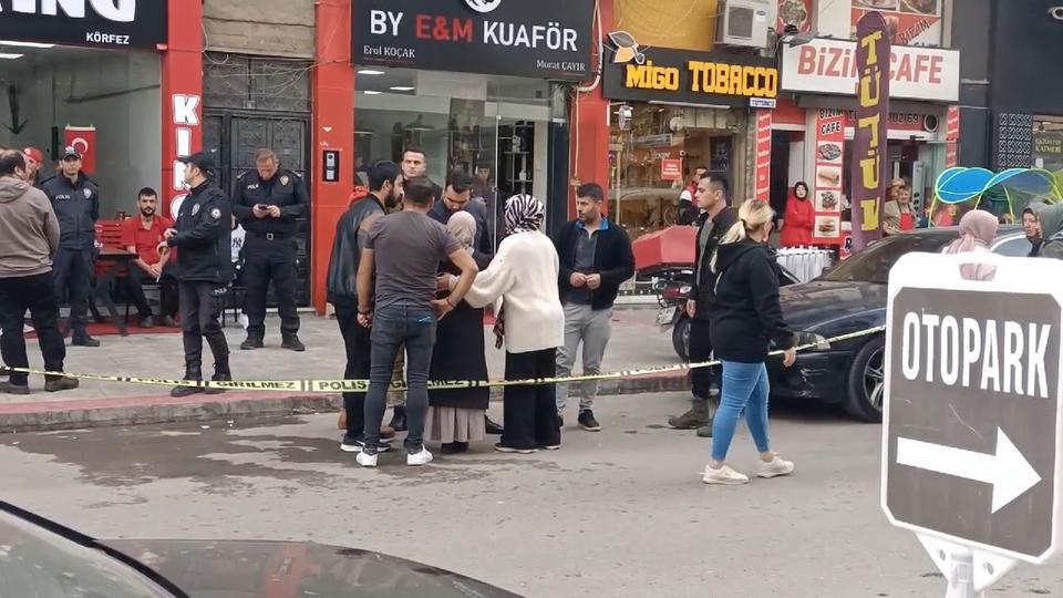 Kocaeli'nin Körfez ilçesinde bir ay önce boşandığı 3 çocuk annesi eski eşini yemek yediği esnada tabancayla vurarak öldüren zanlı tutuklandı.