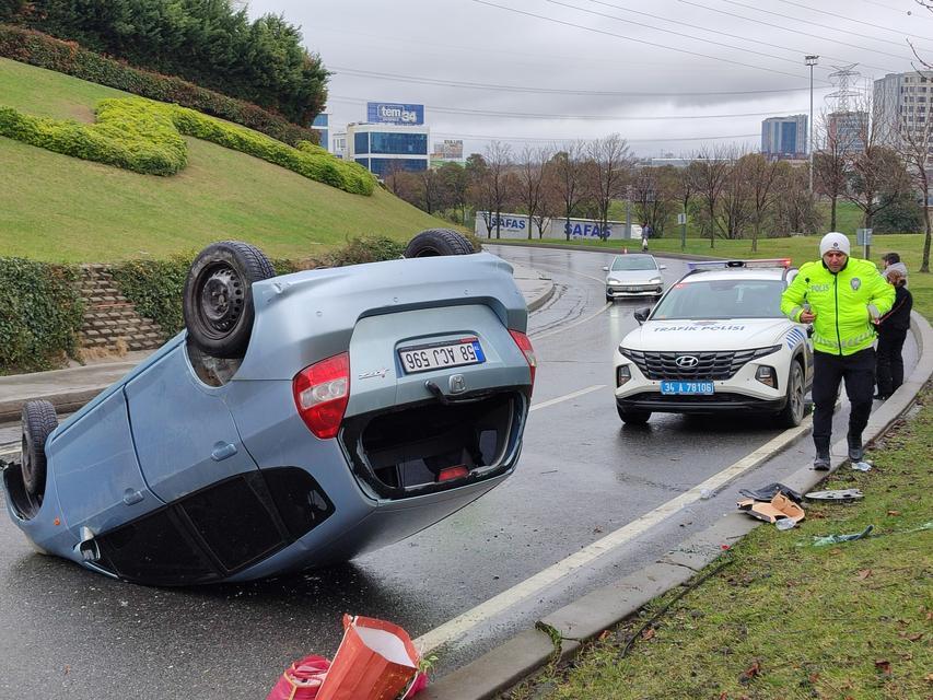 Ters dönen otomobildeki 3 kişi burnu bile kanamadan kurtuldu