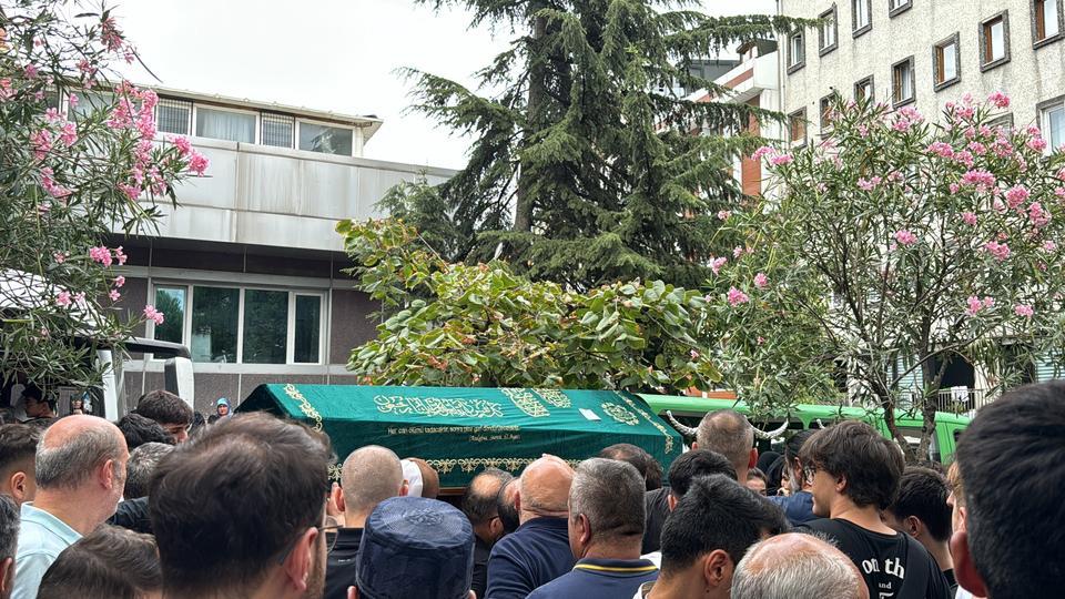 SARIYER'DE PAYLAŞTIĞI FOTOĞRAF YÜZÜNDEN ÖLDÜRÜLEN ÇOCUK SON YOLCULUĞUNA UĞURLANDI