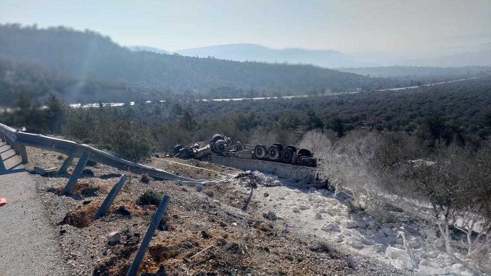 Şarampole devrilen tırdaki 2 kişi öldü