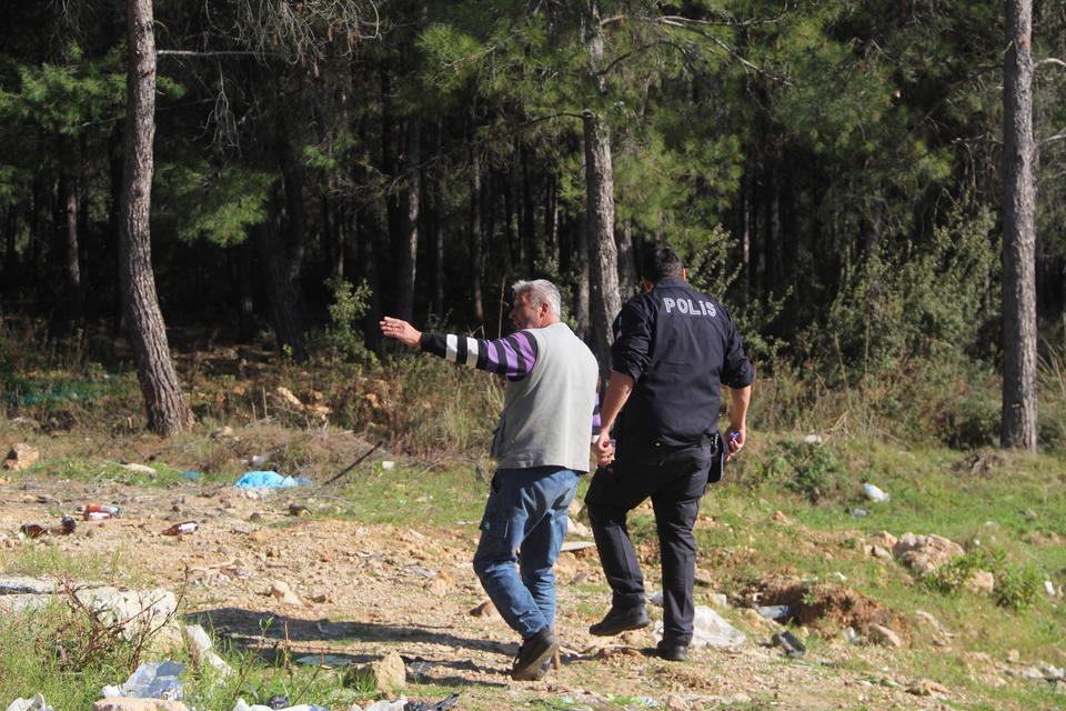 ORMANDA CESET BULAN ÇOBAN, İFADE İÇİN BEKLEYİNCE SÜRÜSÜNÜN DERDİNE DÜŞTÜ "HAYVANLARIMIN BAŞINA BİR ŞEY GELECEK, DAHA ÖNCE 6 KOYUNUMU KURT YEDİ" "SÜREKLİ BANA 5 DAKİKA SÜRECEK DEDİLER, BİR TÜRLÜ 5 DAKİKALARI BİTMEDİ"