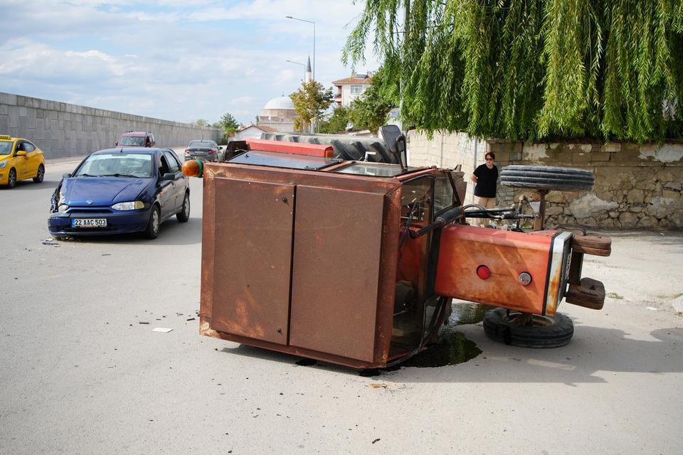 Traktör yan yattı: Sürücü tedaviyi kabul etmedi