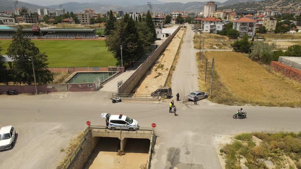 BURDUR'DA İKİ OTOMOBİL ÇARPIŞTI, ARAÇLARDAN BİRİ KÖPRÜDE ASILI KALDI: 3 YARALI