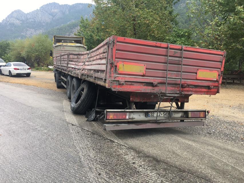 ISPARTA-ANTALYA YOLUNDA YOLCU OTOBÜSÜ ŞARAMPOLE DEVRİLDİ: 8 YARALI