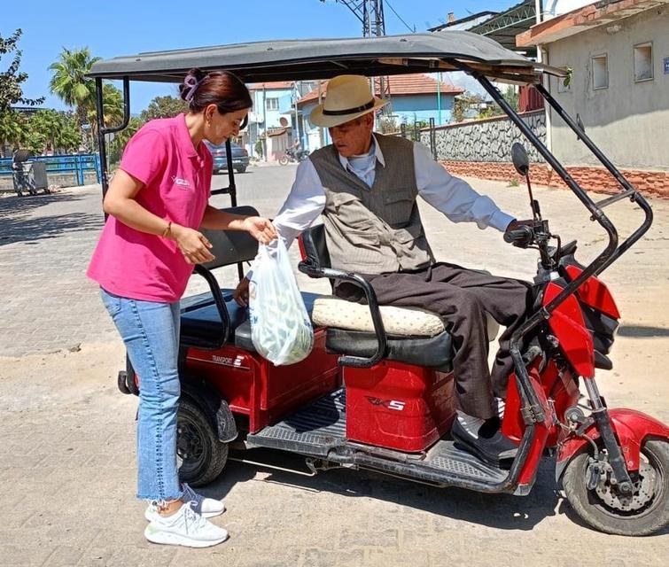 GERMENCİK BELEDİYESİ, VATANDAŞLARA 2 KAMYON KARPUZ DAĞITTI BELEDİYEYE BAĞIŞLANAN KARPUZLAR VATANDAŞLARA DAĞITILDI