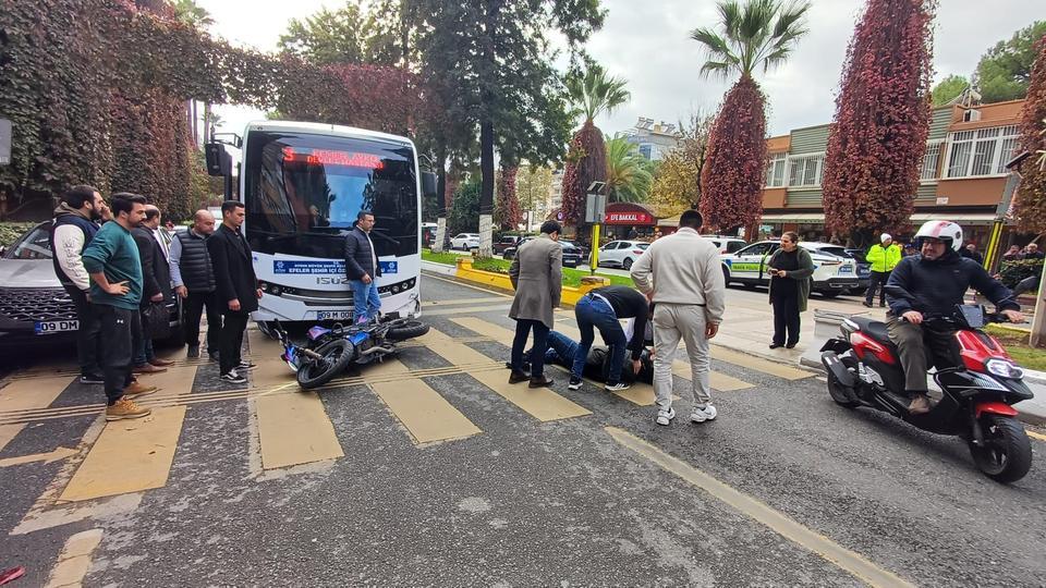 Aydın'da motosiklet halk otobüsü ile çarpıştı: 1 yaralı