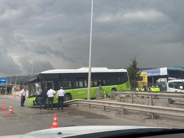 BELEDİYE OTOBÜSÜ BARİYERLERE ÇARPTI, ARAÇTA YOLCU OLMAMASI FACİAYI ÖNLEDİ