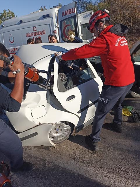 SAVAŞTEPE'DE TRAFİK KAZASI: 1 ÖLÜ 4 YARALI