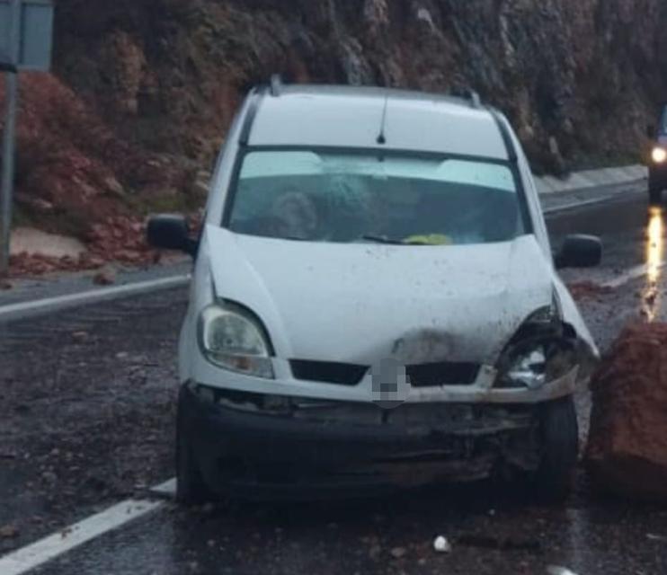 Yola düşen kaya parçası kazaya neden oldu: 1 yaralı